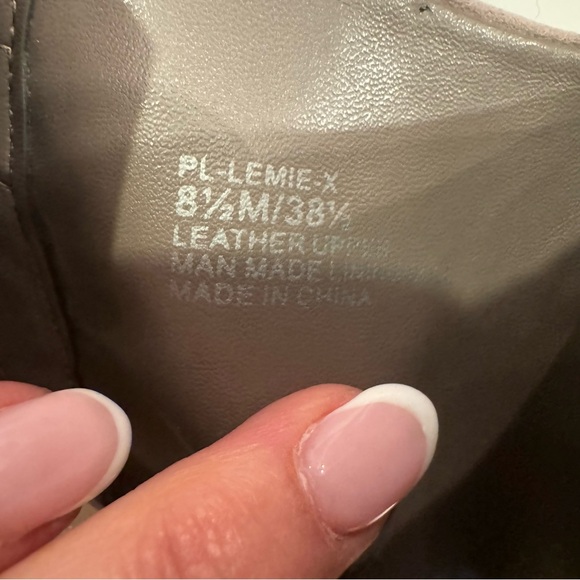 BCBG Taupe Leather bootie /Heels Sz 8.5 Pointed toe - Picture 7 of 7